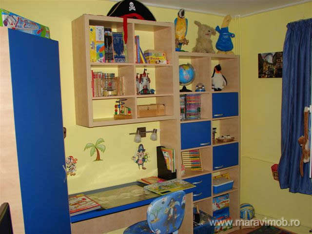 camera baiat etajera