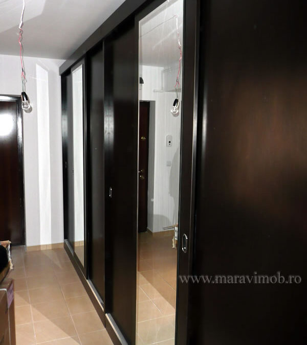 Dulap cu usi glisante si oglinzi