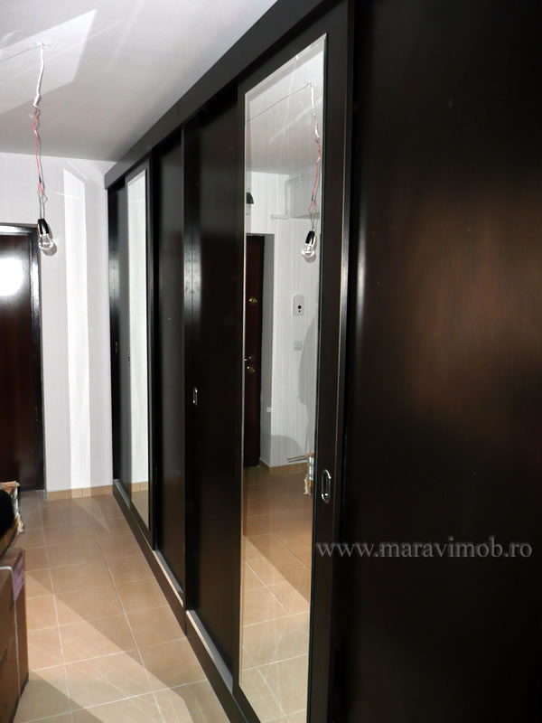 dulap de hol cu usi glisante si oglinzi mari