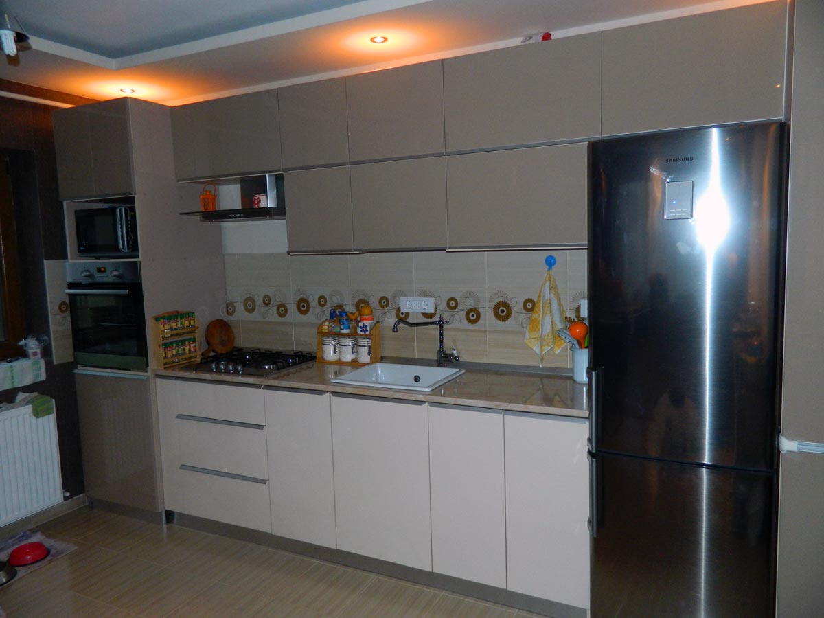 mobila bucatarie lucioasa cuptor incastrat