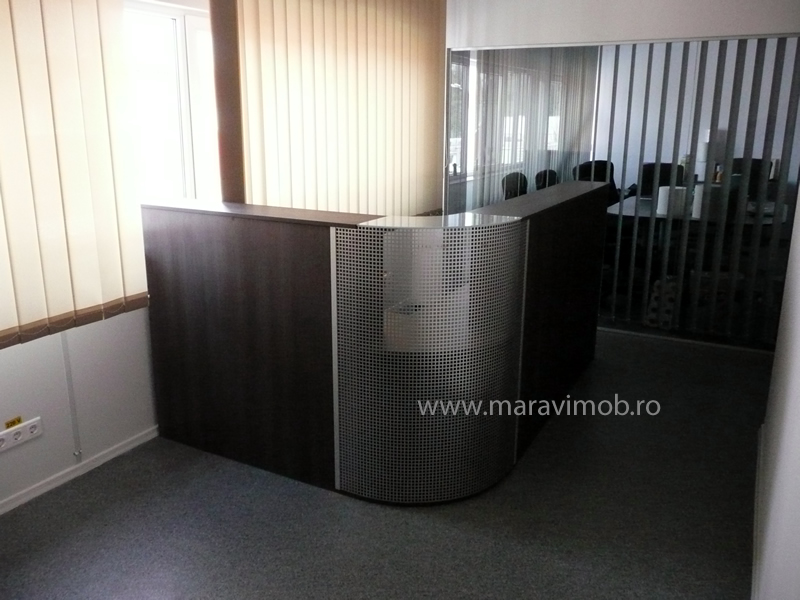 receptie firma in forma de L cu elemente metalice