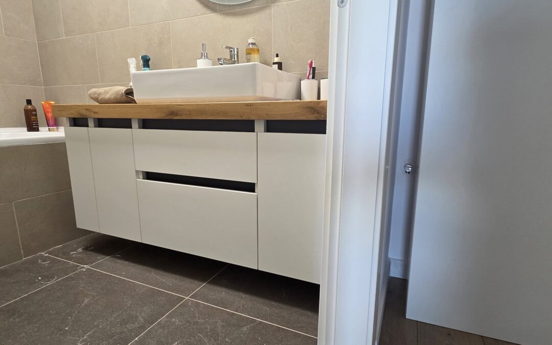 mobila alba baie mica