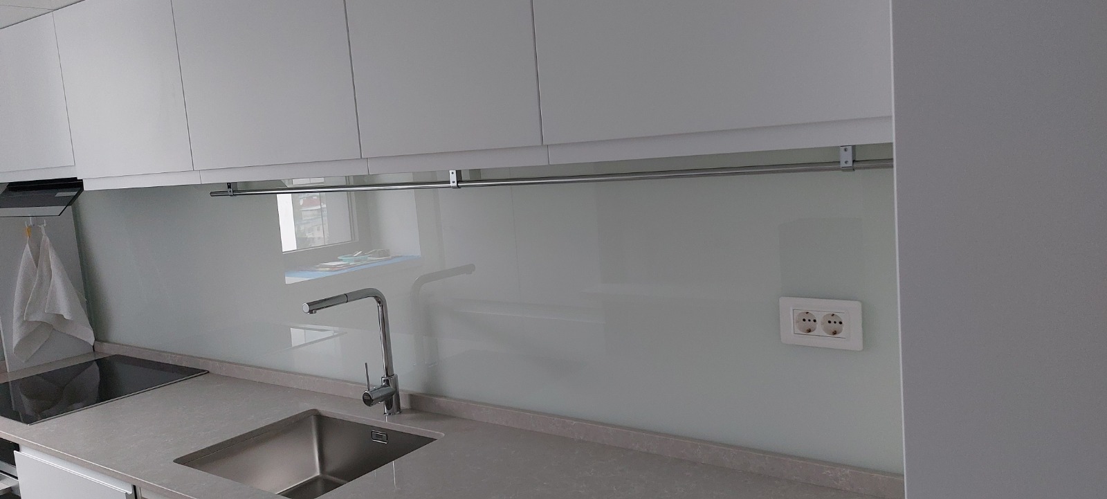 bucatarie alba comanda